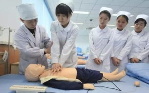 男生读护理专业是“下策”还是“新赛道”？就业前景深度解析：从“稀缺资源”到“职场香饽饽”